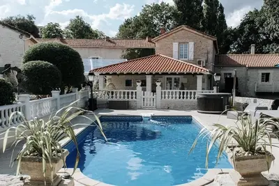 Image de Charming updated and 4-bedroom mill house on the river with fantastic views.