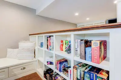 Indoor fireplace, Fully Equipped Kitchen!