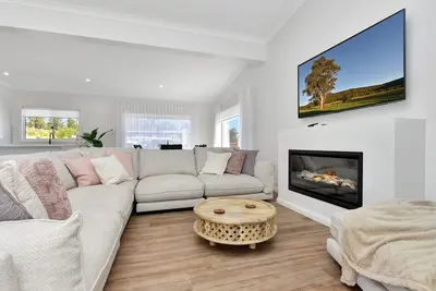Image de Two for Joy Estate. Sleeping 12, 2 Cottages