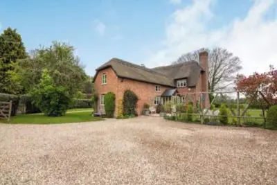 Image de Beautiful thatched country 4 Bedroom Cottage