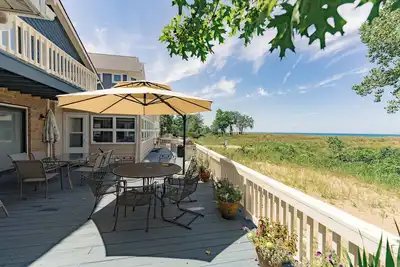 Image de The View from this Lakeside Cottage with Beach in Backyard, is Beautiful!
