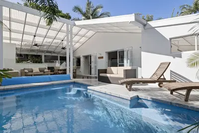 Image de Blubayu - Immersed in a lush tropical setting, 4 bedroom, 4 bathroom home
