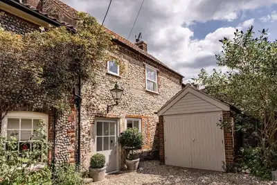 A coastal retreat walking distance from the Quay!