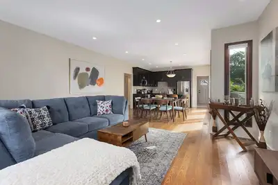 Image de Luxe West Plaza Charm_2BR_King Beds_Wifi