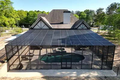 Image de The Pool Palace - Modern 2500 sq ft 2-bdrm apartment w/ an enclosed heated pool!