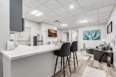 Image de Stylish & Prestigious! 2 Bed/2 Bath-On The Avenue