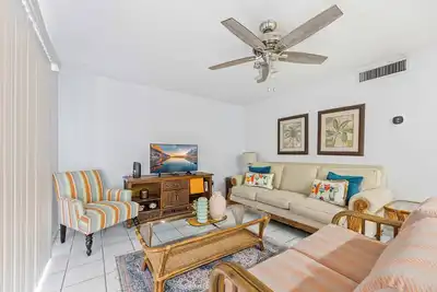 Image de The Diplomat- 2 Bed Condo-3 Minute Walk to Beach!