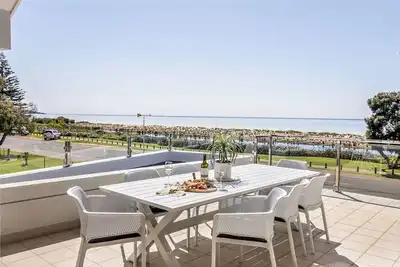 Image de Ultimate Beachfront Escape Situated Opposite Serene Waters Of Geographe Bay.