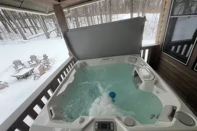 Image de Gorgeous Brand New 4 Bedroom / Ski In - Ski Out Access / Private Hot Tub