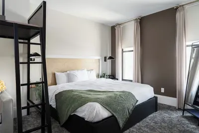 Image de King Studio, Lofted Twin, Hancock House Louisville