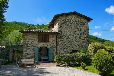 Image de Holiday House Overlooking Lake Near Tuscany