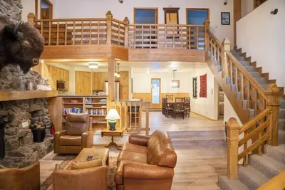 Image de Reed Home - Spacious home on. 5 acres with stone fireplace, 5-minute walk to bas