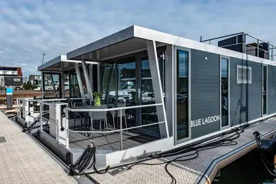 Image de Waterlodge Blue Lagoon on a Jetty for 4 People