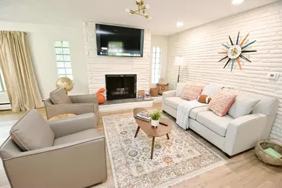 Image de Mid Century Modern with modern touches, 10 min walk to Notre Dame! (1831)