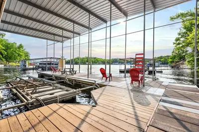 Image de One More Night – Lakefront Living for 15 w\/ Private Dock, Hot Tub, & More