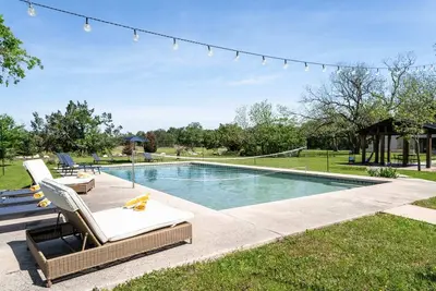 Image de Upstay—Stunning 10 acres Farmhouse w/ Private Pool
