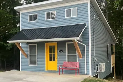 Image de Calming 1-bedroom yellow door house close to lake with Wi-Fi, Ac