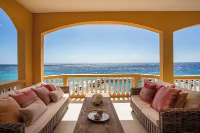 Image de The Strand Penthouse, stunning ocean view, shared pool & private beach