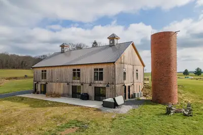 Image de New! The Barn @ Silo Farm: Lake Area, Dogs Ok, Fireplace, Fire Pit!