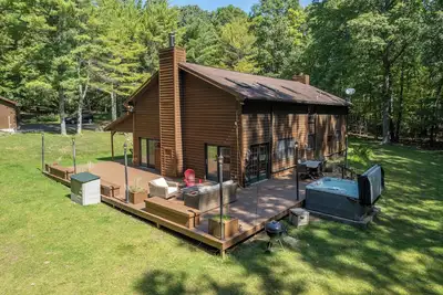 Image de New! Old Moose Barn: Lake Access, Dogs Ok, Hot Tub!