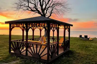 Image de Waterfront Home with Classic Game Arcade