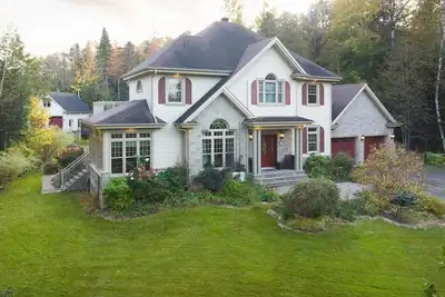 Image de 4 bedroom cottage with hot tub, heated pool, lake access, fire pit and game room