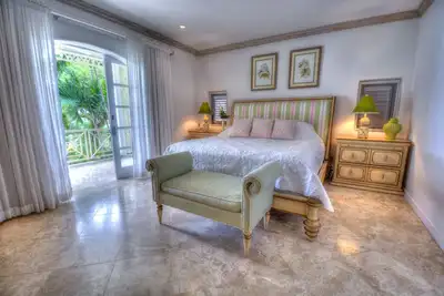 Image de 3 Bedroom Beach Front Apartment