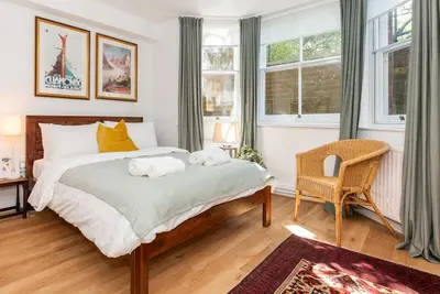 Image de Newly Renovated Studio Quiet Location Free Parking | Pass the Keys