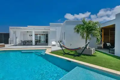 Image de New 4br Villa w/ Large Pool & Gym | Villa Charly