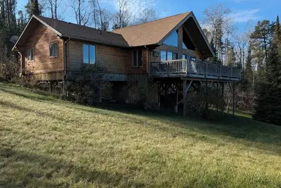 Image de Lake front timber cottage amongst towering pines. Family and pet friendly