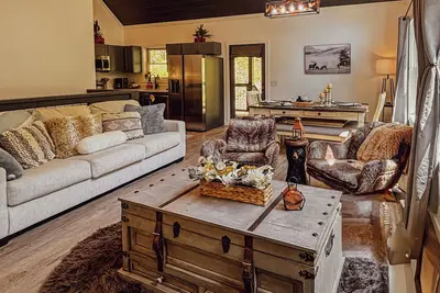 Image de 8 miles to Dollywood-Hot Tub-Game Room-King & Queen Beds-Sleeps up to 6