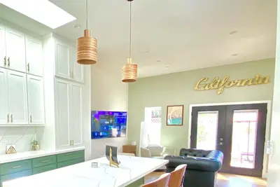 Image de Private Cozy 1-bedroom with skylights, WiFi, and Ac. Lax and So- Fi adjacent