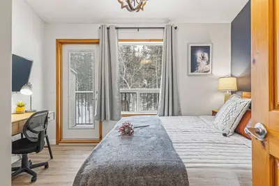Image de B219- Sleep 7, 2bd, 2bt, AirCon, Free Parking - Mountain Townhouse near Canmore