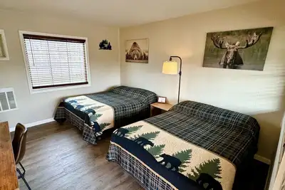 Image de Spencerport - Cozy Cabin Inn, Sleep 4 - 2 Full Size Beds