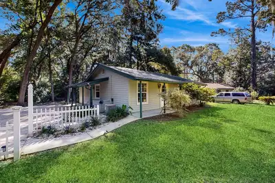 Image de Cozy cottage near the beach with internet, Ac, Washer/Dryer
