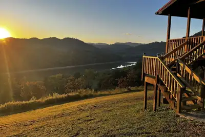 Image de Lovely dog-friendly cabin overlooking the river w\/kids games, Wi-Fi