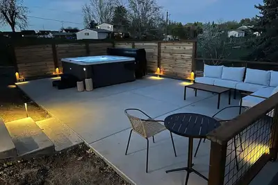 Image de Family and dog-friendly getaway with patio, firepit and private hot tub