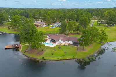 Image de Spacious 5-bedroom lake home with WiFi, Ac in charming Hattiesburg