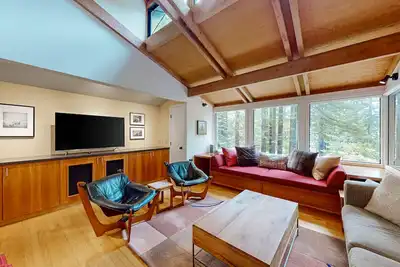 Image de Cozy Sea Ranch hideaway, dog friendly near hiking trails, shared amenities