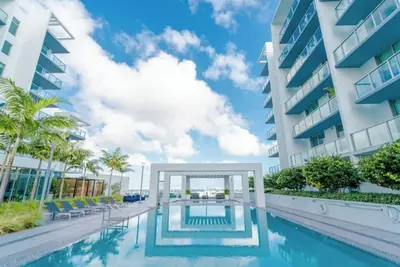 Image de Design District Modern Condo, Pool & Gym Access