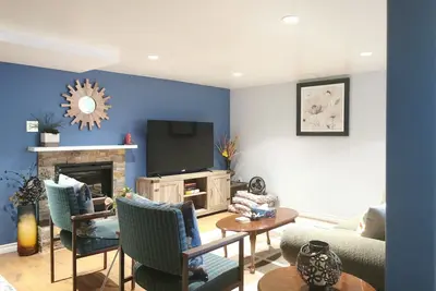 Image de Central Cozy Stay- near C-train, office space, quiet, 2br, sleeps 6