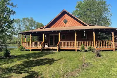 Image de Custom cedar log home in a beautiful setting in the country! ! !