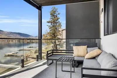 Image de Luxe Lakeside Home w\/Private Dock, Views & Boat Lift