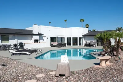 Image de CineLuxe Retreat by HomeSlice Stays
