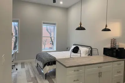Image de Cozy riverfront loft in the heart of Downtown!