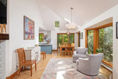 Image de Exquisite 4-bedroom home\/3 Bath\/Ev charger: Walk to Eastman Lake