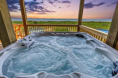 Image de Luxurious Beachfront Escape w/ Private Pool, Hot Tub & Elevator