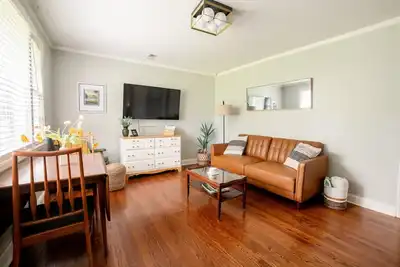 Image de Cozy Getaway|Mins to Downtown, Broadway & Airport