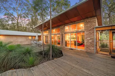 Image de Ballakup House - A Large & Unique Bush Retreat Nestled Among Native Grass Trees