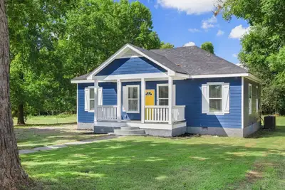Image de “New listing” The Blue Farm House! ! !
